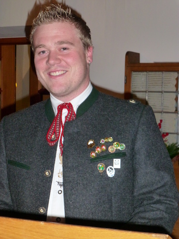 Der 1. Schützenmeister Tobi Sperl überreichte zahlreiche Dankespäckchen und freut sich über die gelungene Weihnachtsfeier mit seinen Brodhausener Schützen